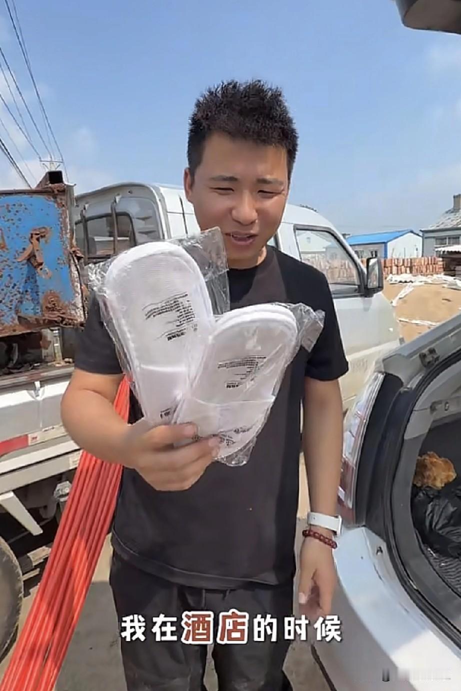 张纹铭哭的心都有了，
为了结婚改造老房子，
年迈的父母均受了重伤。

为了省几个