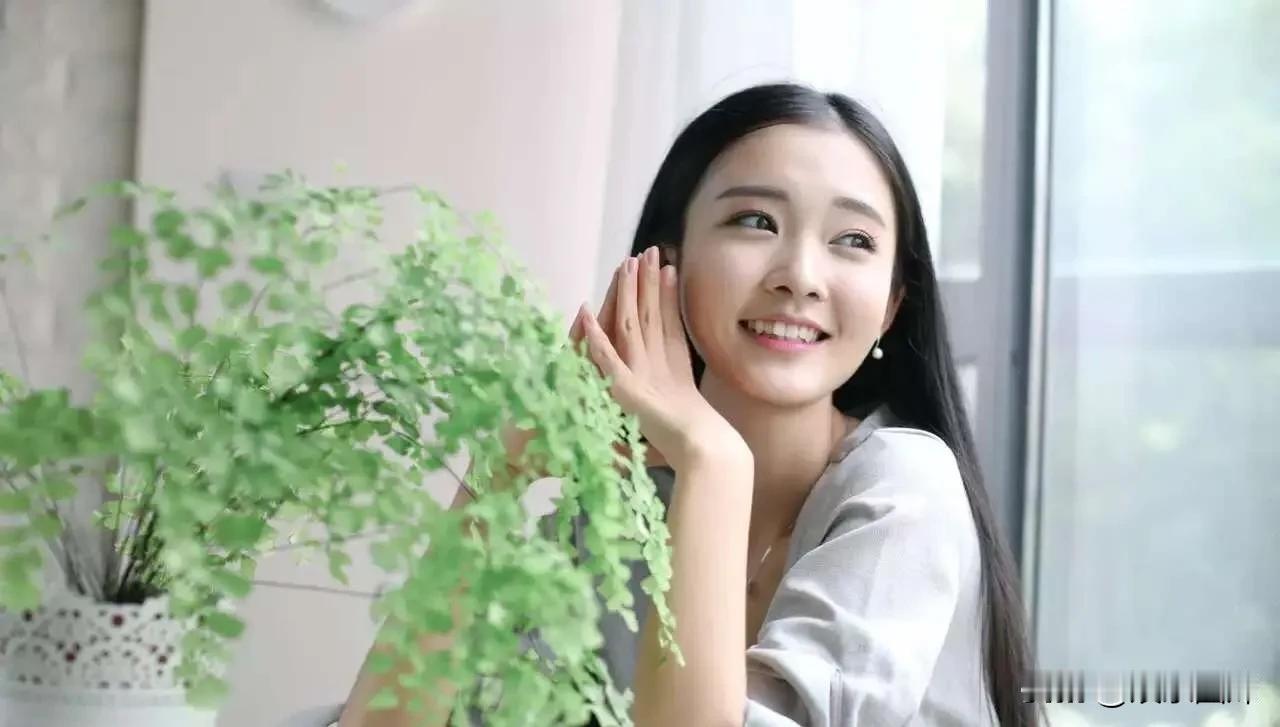 从普通女孩到最美车模，李凉凉的逆袭人生让人惊叹。李凉凉原名李玲，1994年出生于