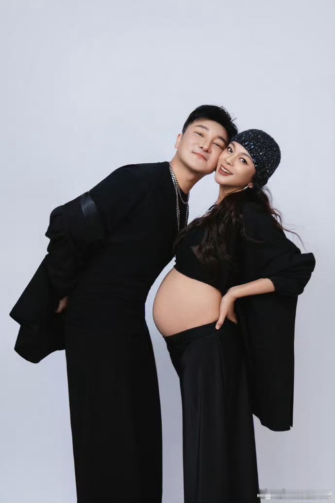 谈莉娜生子谈莉娜宣布产子❤️谈莉娜产子喜讯太甜了！和丈夫温柔捧着宝宝小脚丫，温暖