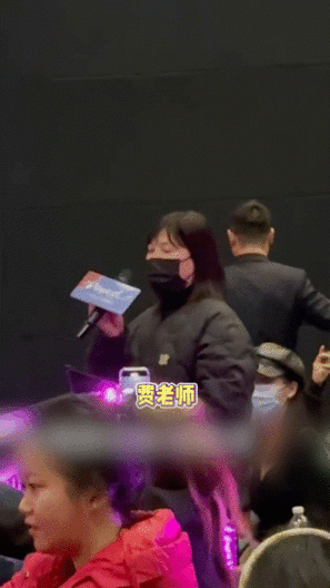 傅菁对妈妈的担心多余了  傅菁妈妈成功追星，合影留念这美好时刻！一家人就是要整整