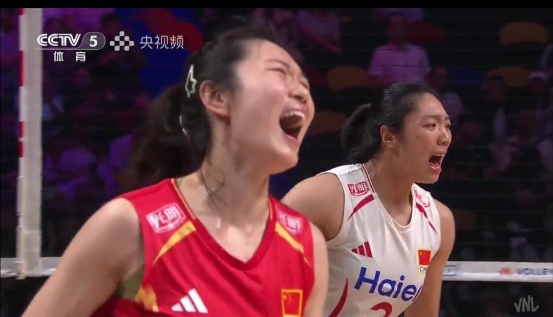 中国女排奋力拼搏，15-25，25-23扳回一局！
大分1：1！
比赛正在进行中