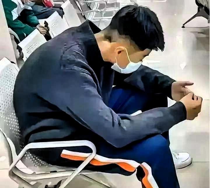 父亲突发脑溢血，14岁的孩子给亲戚挨个打电话借钱，结果没一个肯借。走投无路时，他