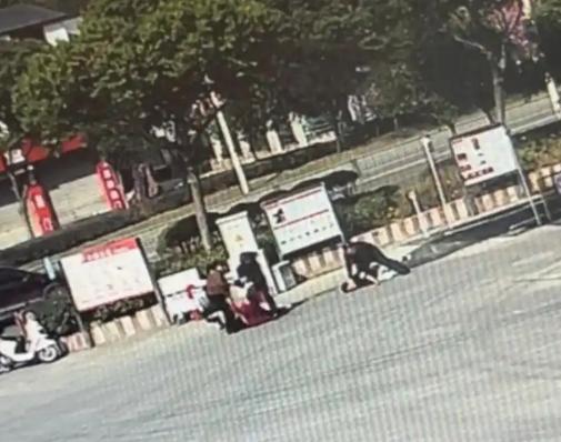 “敢推我妈，不行！” 四川，男子带着60岁母亲排队洗车，快轮到他们时，一辆车强行