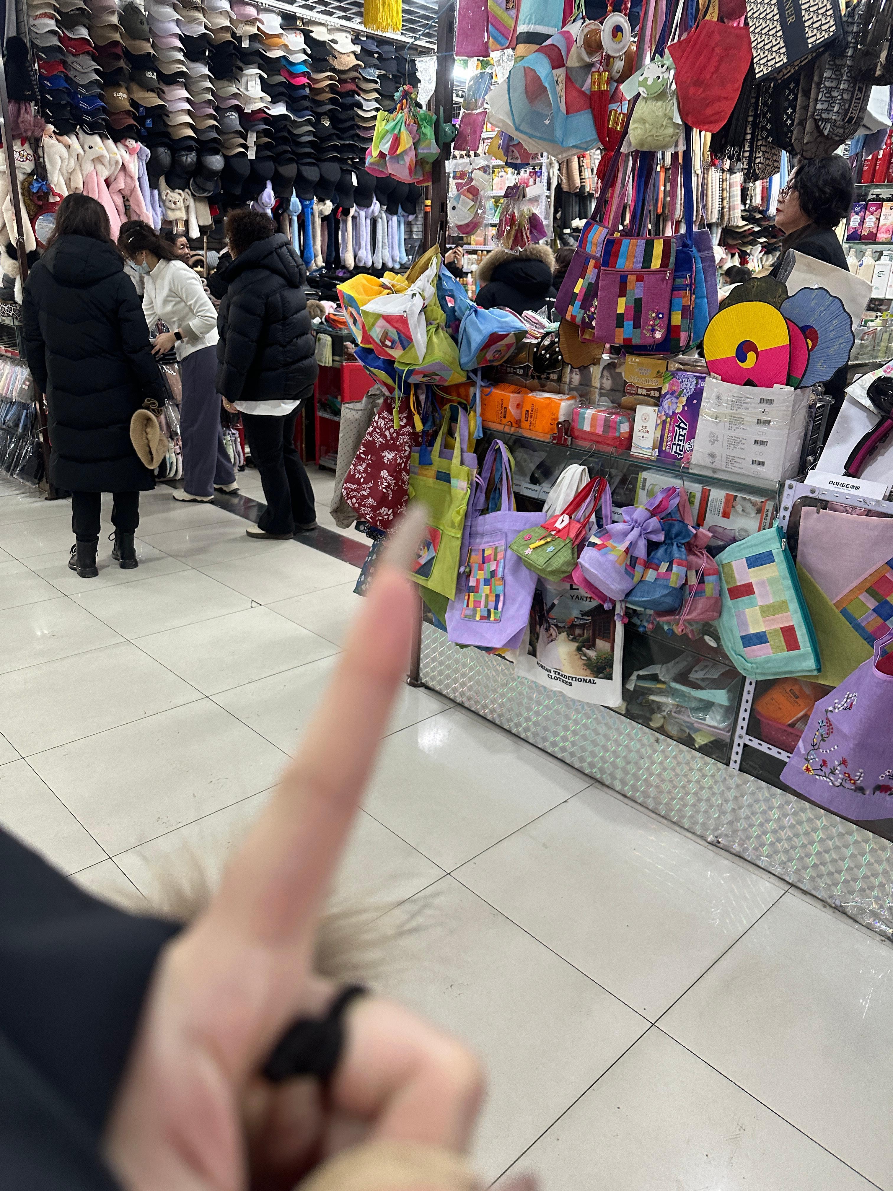 已经可以一个人逛街了 