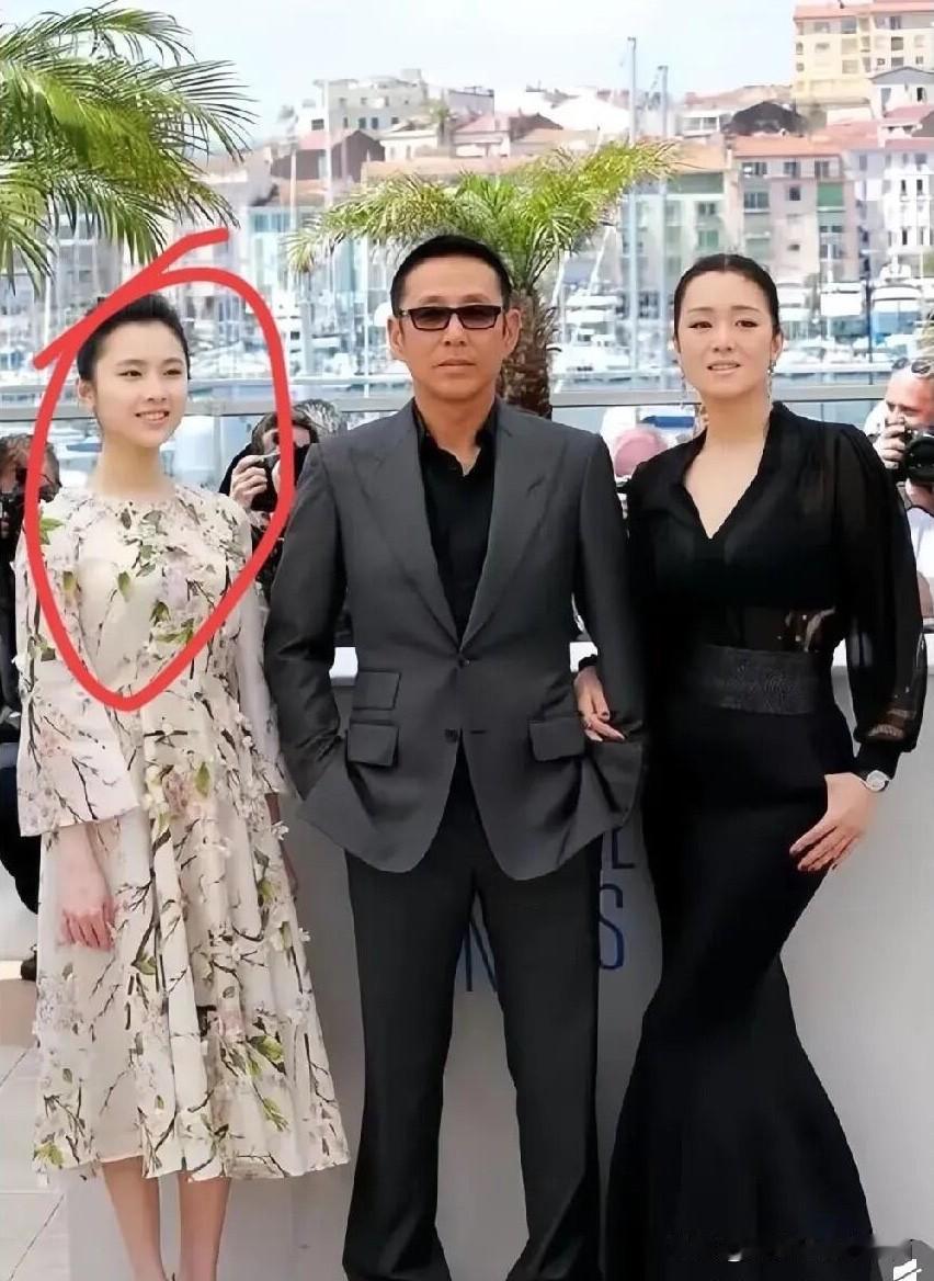 果然巩皇的名字可不是白叫的，不管在什么场合的合影里，她都是气场最强的那一个，把左