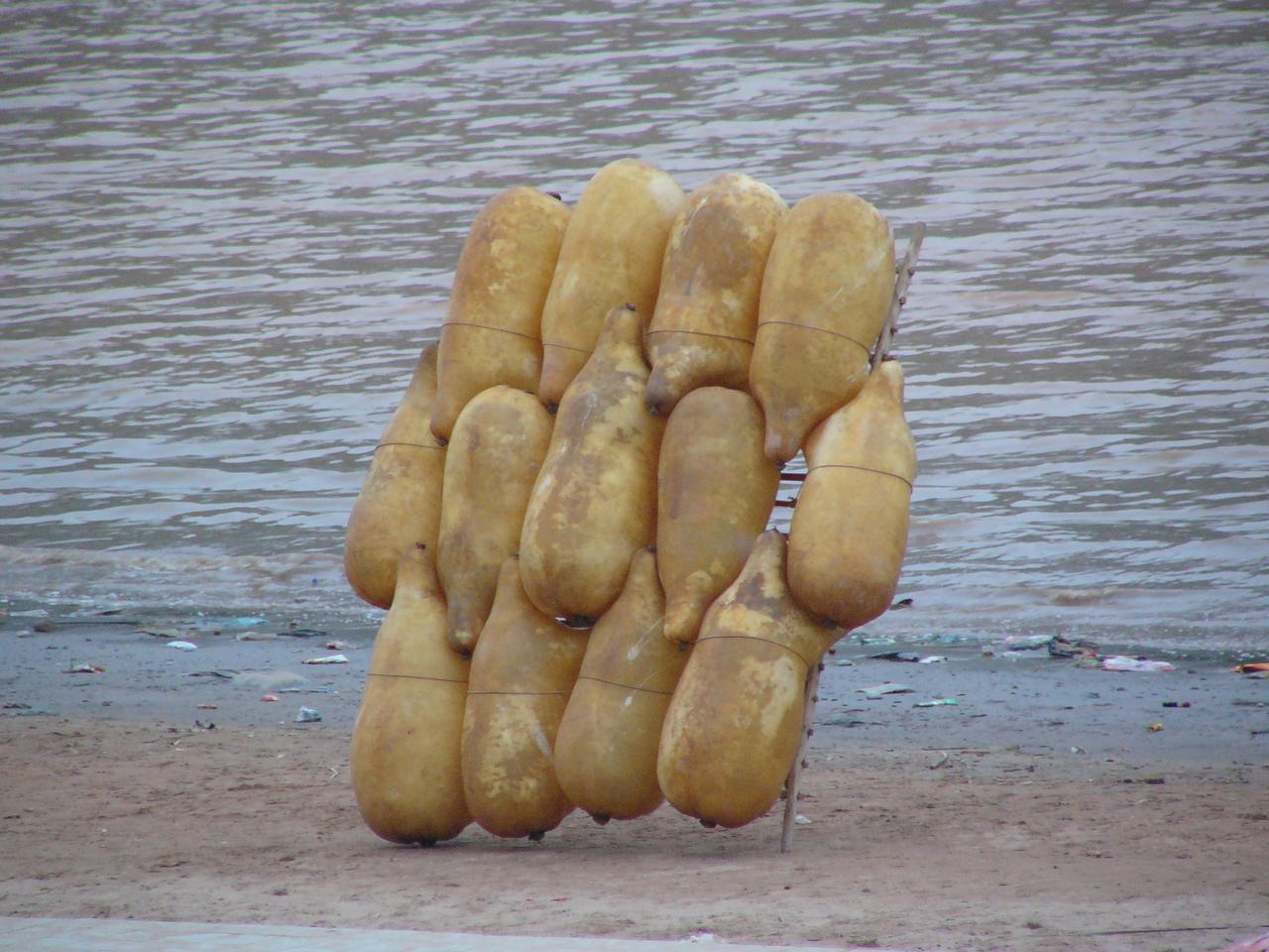 羊皮筏子，兰州黄河边，2006年。现在还有吗？
