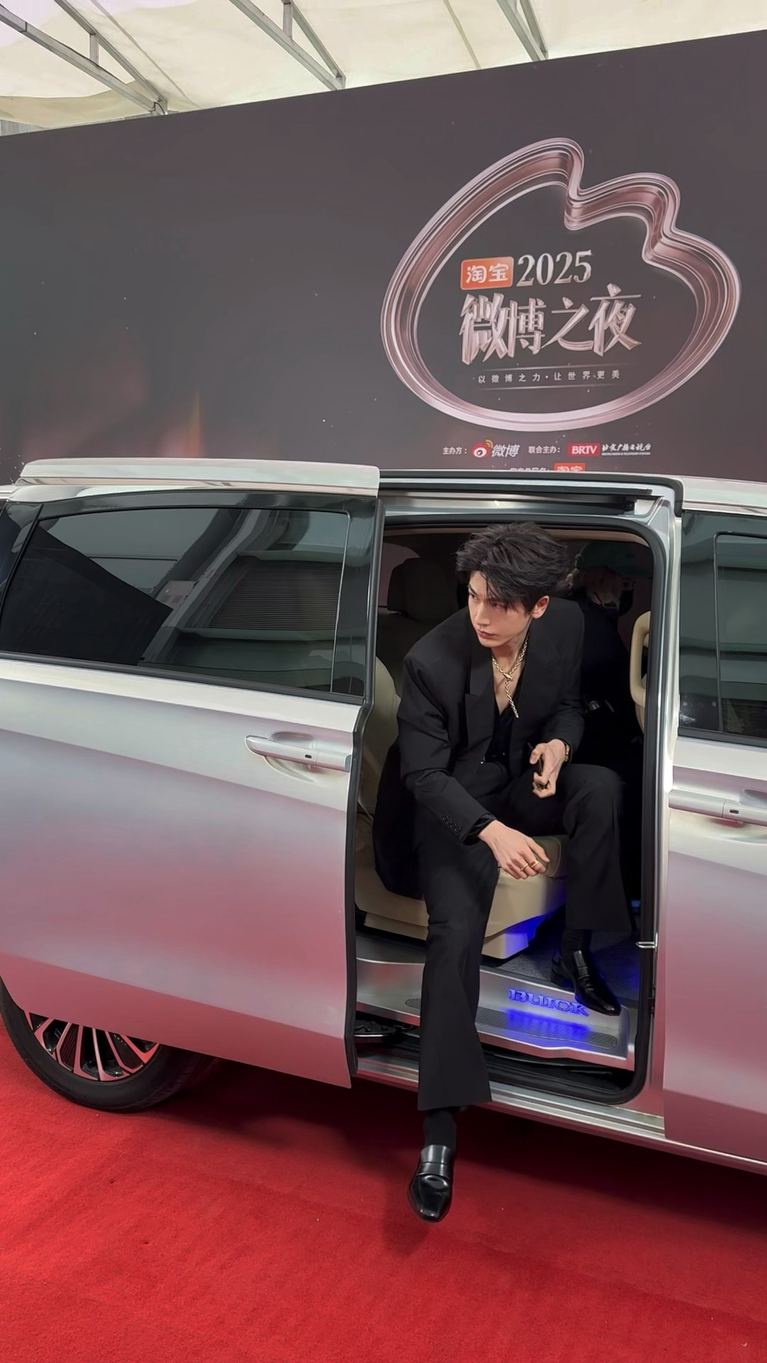 额滴神张凌赫下车这一下daddy求踩🤲🏻2025微博之夜爆款创作大赛我拍的星