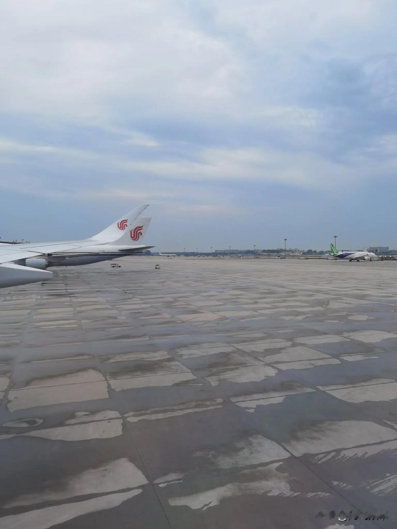 首都机场竟然看见了一架国产大飞机C919，跟旁边B-2482的波音748一比差别