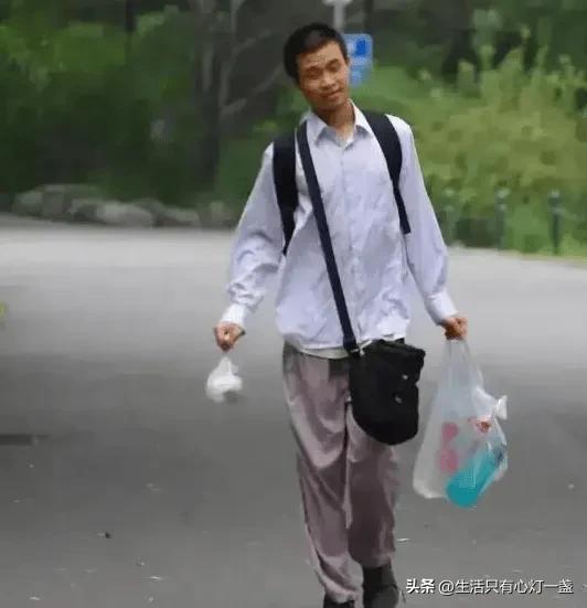 我问闺女：“韦东奕这么厉害，咋就没个女孩子看得上他呢？”闺女白了我一眼，没好气地