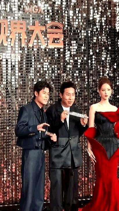 红毯笑场3亿播放，你怕不怕真实走红？

杨超越被徐志胜、何广智逗得拍大腿，现场4