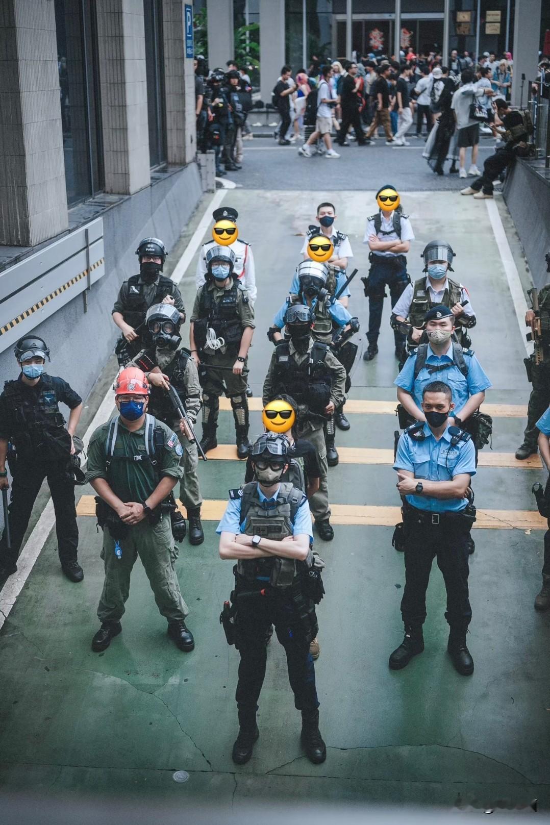 你第一眼是不是以为这些是真正的香港警察？实际上，他们是一群热爱香港警察制服的 C