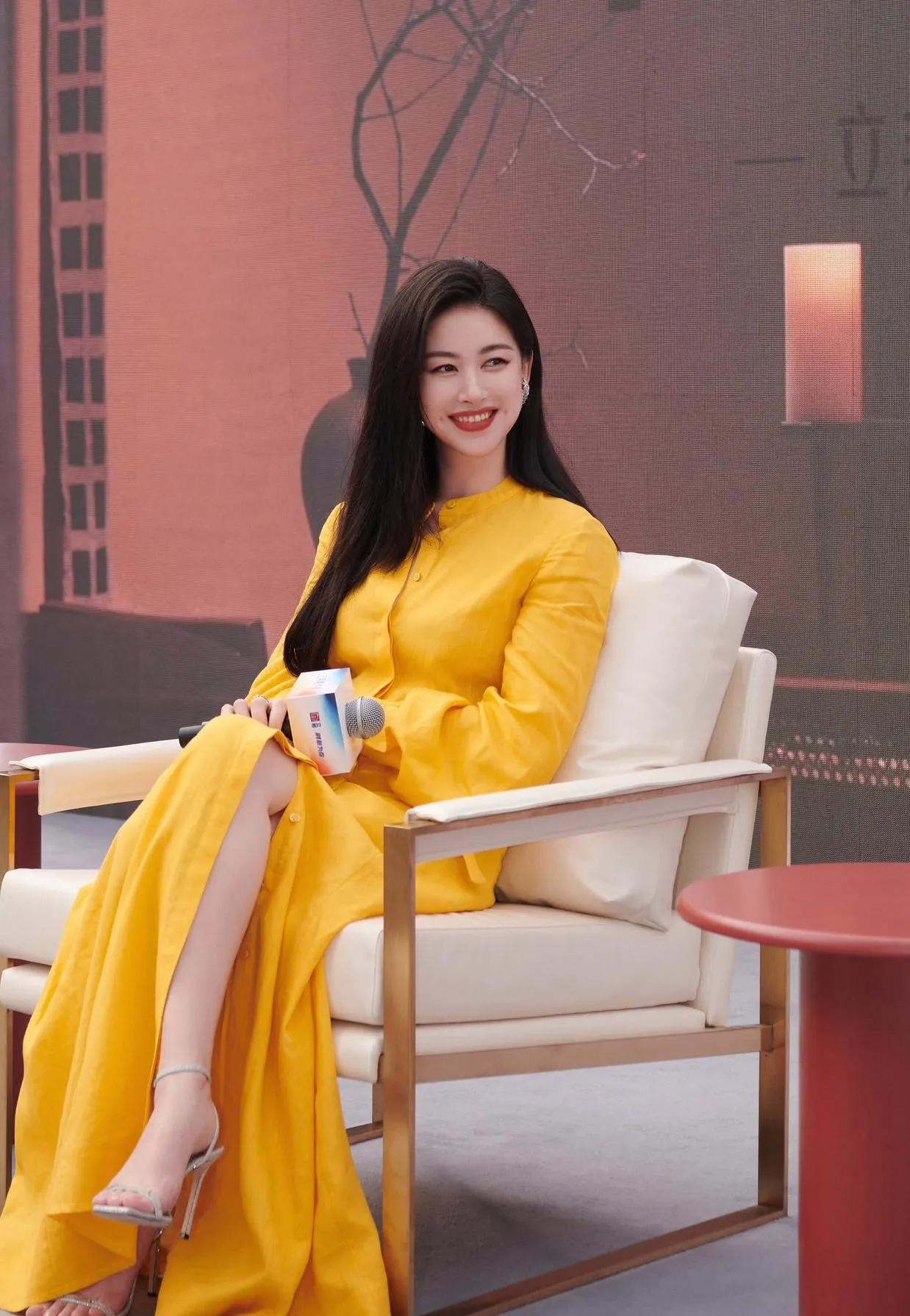朱珠黄色长裙造型惊艳亮相，气场全开
 
不得不说，朱珠的时尚表现力真的太绝了！