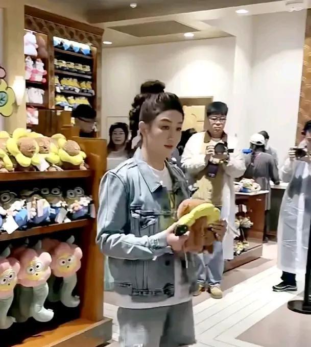 你们有没有注意到，陈梦的头发数量实在是太多了？尤其是她这个造型，整个头顶都被浓密