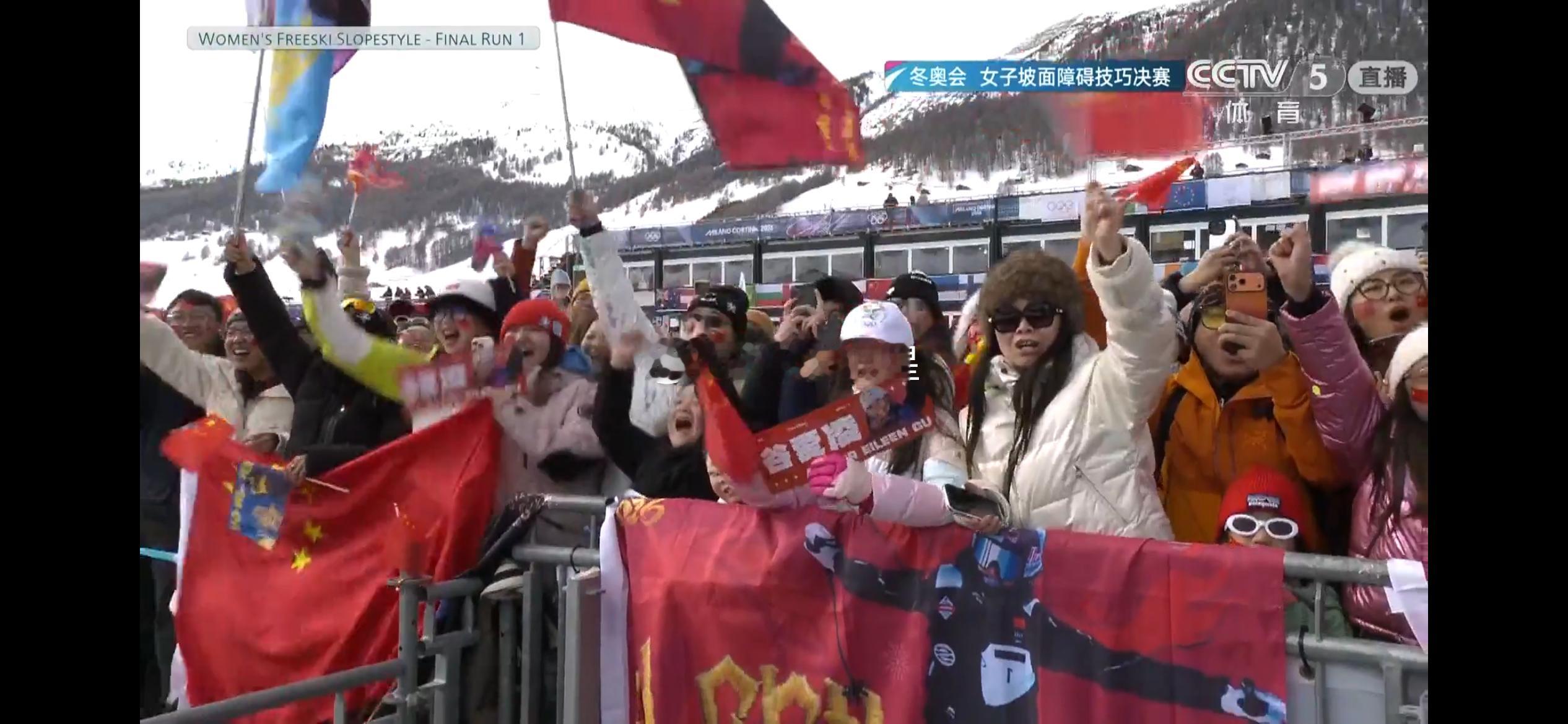 第一轮比完，谷爱凌直接就上难度。暂时排名第一。前两名真是断崖式领先。另外，现场有