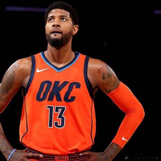 NBA历史上仅有两位球员连续两场得分30+且单场出场时间不足25分钟：保罗·乔治