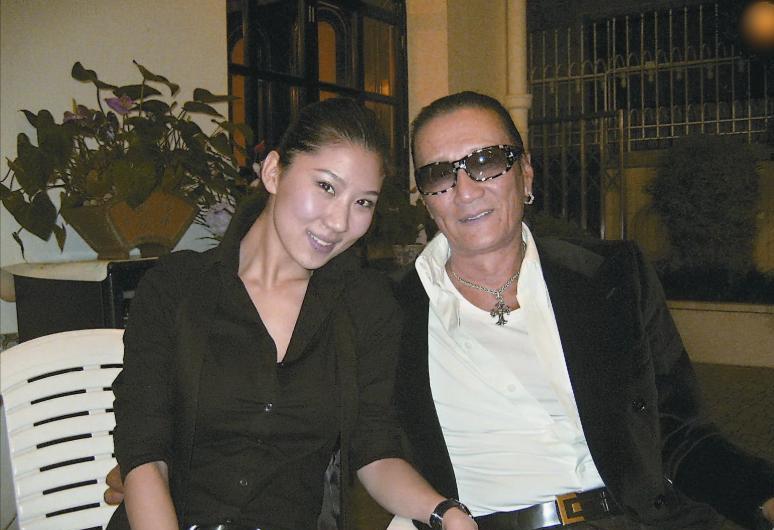 89岁谢贤去世了，前女友Coco原本还在直播，看到媒体发布的消息后，立即下线并将
