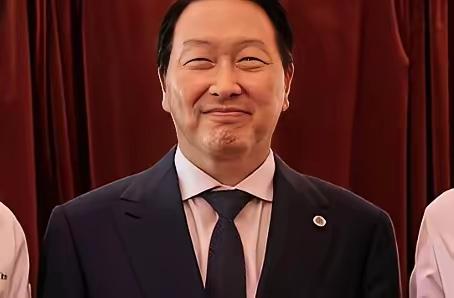 不得不说，财阀崔泰源这基因，是真强呀！
前妻卢素英，现任金熙英的基因，与他角逐后