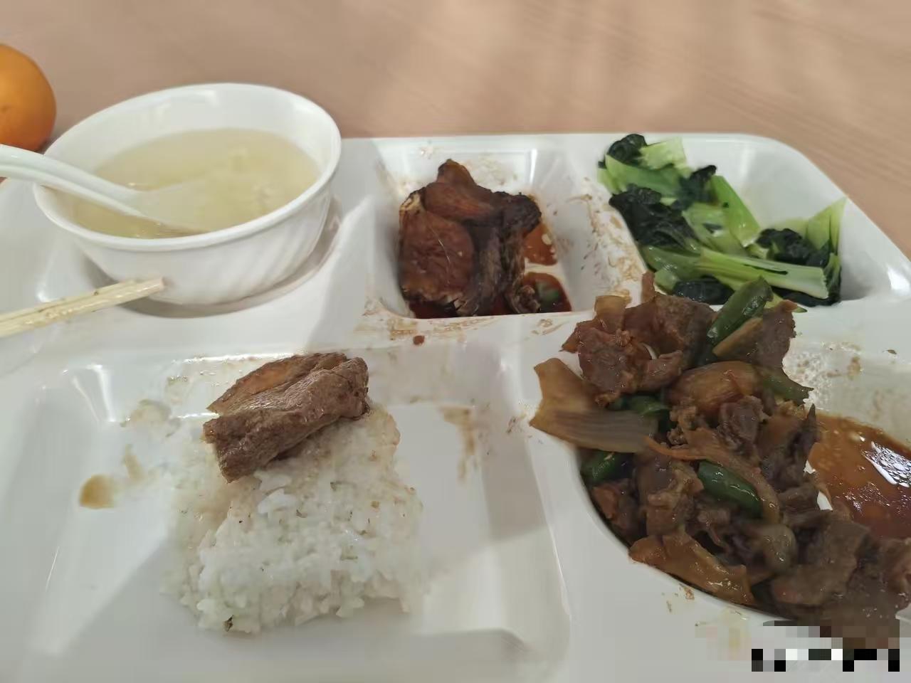 左边是我单位10块钱餐标的午饭，右边是印度总统款待普京的“国宴”。头一次啊，我觉