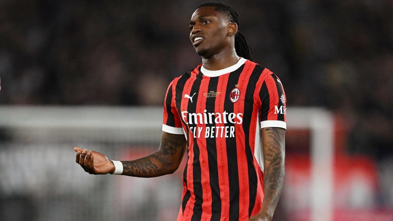 米兰高层不满莱奥的表现和态度，已推迟和他的续约谈判。
莱奥需要做出回应和尽快调整