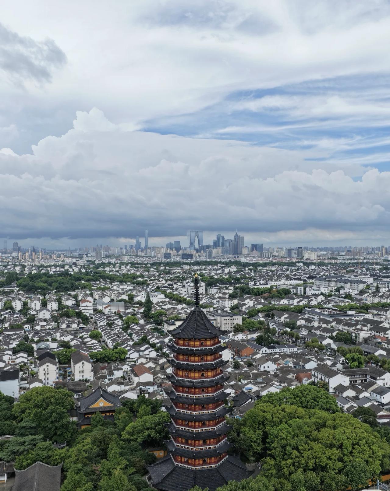 一边古塔飞檐，一边东方之门！苏州古城真的把“古今对冲”玩明白了
 
老城区满眼都