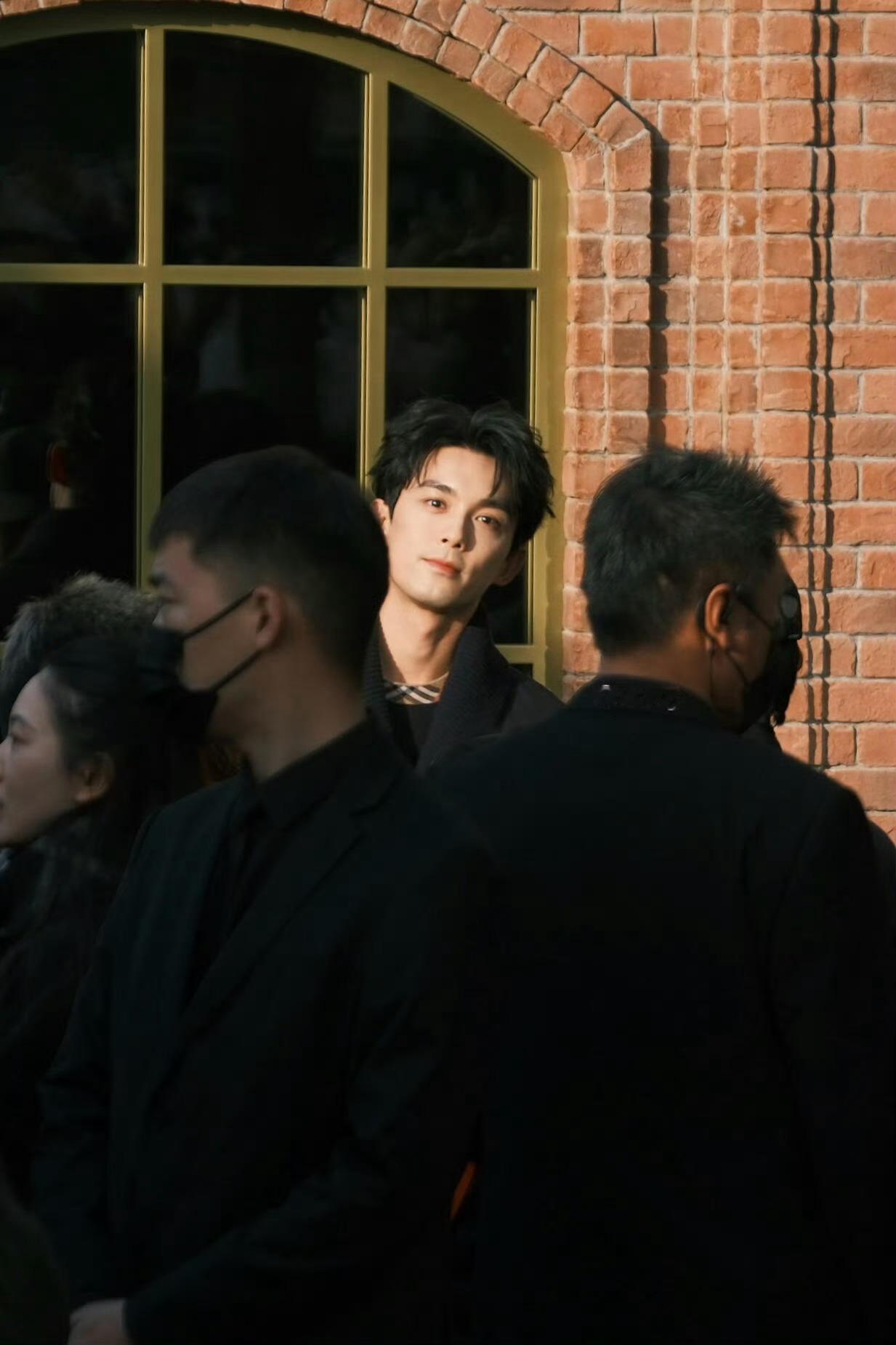 吴磊 我去跟我的粉丝打个招呼 吴磊真的好帅啊，时刻把粉丝放到心上。 