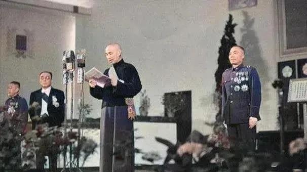 1948年总统就职典礼上，蒋介石穿长袍马褂，李宗仁着军装站在一旁，那画面看着真有