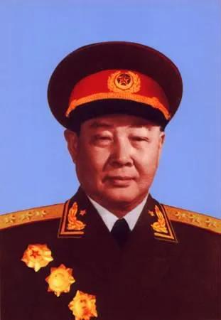 1955年他被授予为上将军衔， 但是他却不愿意穿将军服，甚至是不愿看到将军服，他