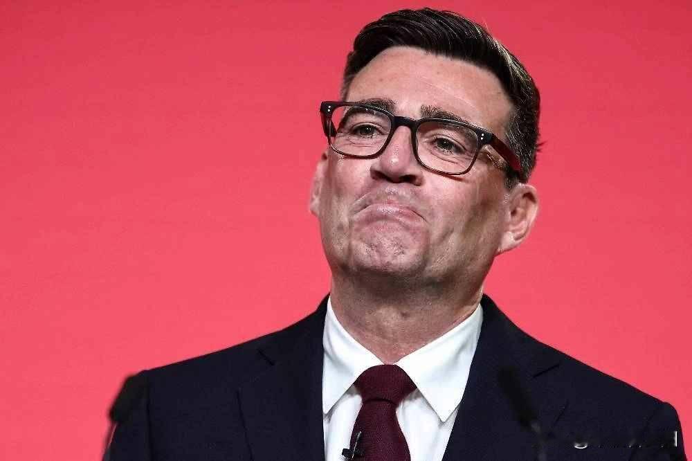 英国工党新党魁伯纳姆20日正式接任首相，但这场权力交接引发巨大争议——他没有经过