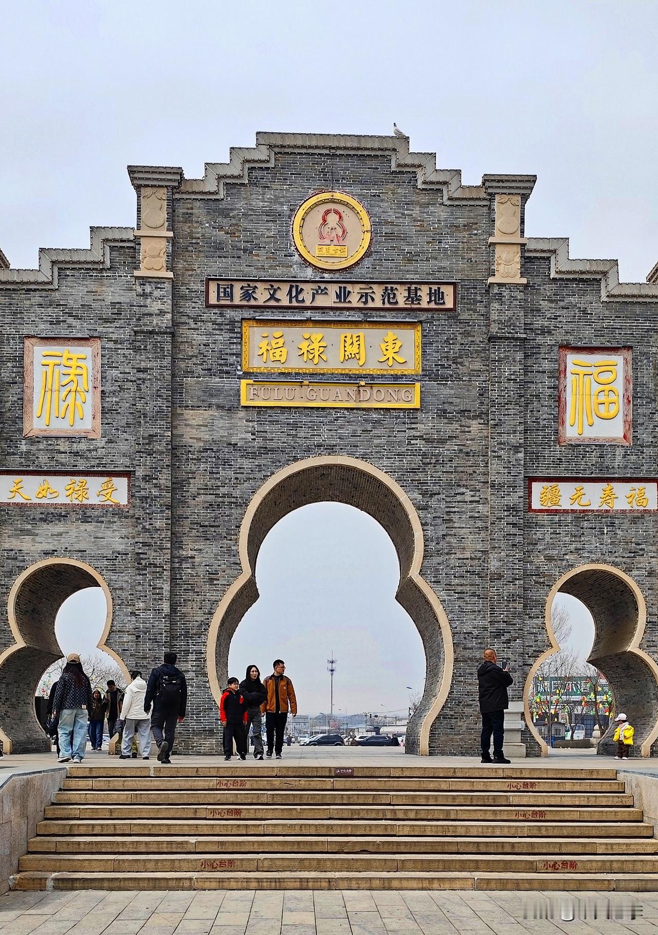 镜头中的辽西葫芦古镇。
葫芦古镇位于辽宁省葫芦岛市龙港区北港镇，古镇占地面积很大