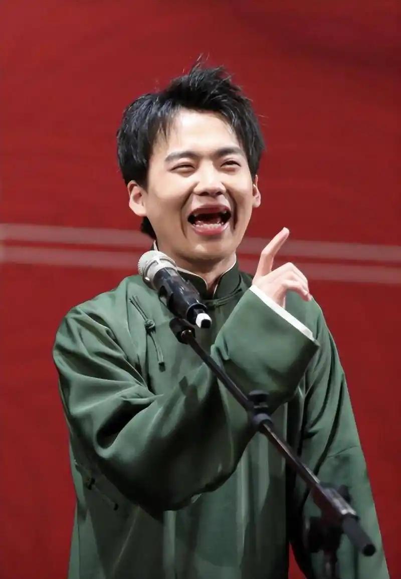 你说，郭德纲油腻腻的样子，咋偏偏生出来这么个幽默、灵动、清秀的郭麒麟？
基因这东