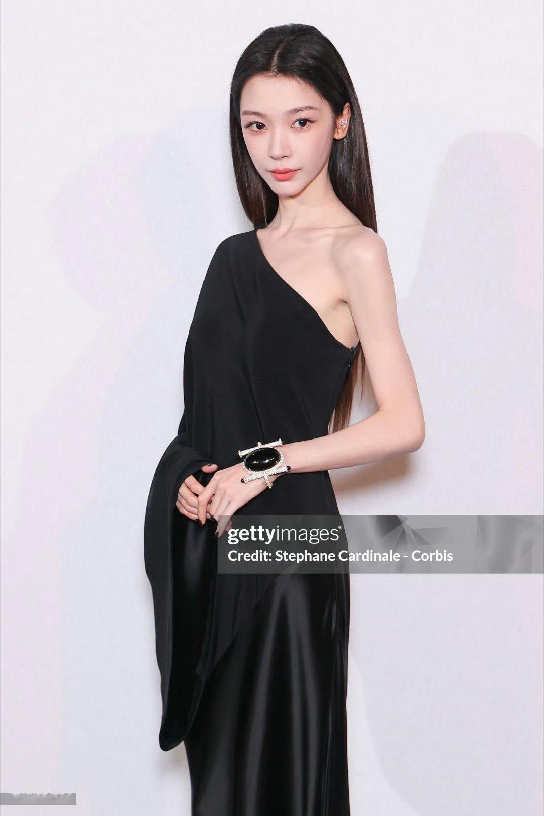 易梦玲巴黎高定周第三套 易梦玲巴黎高定周第三套造型，黑长直+黑裙look，好瘦啊