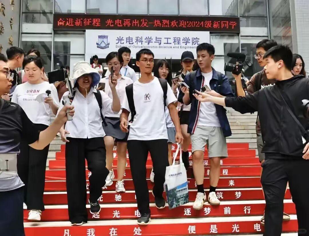 刚入学，唐尚珺就成为华南师范第一明星了，被众多同学包围。

其实这也是猎奇心理，