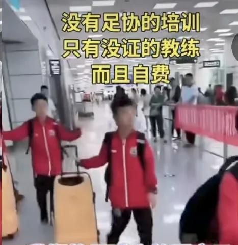小英雄们回家了，接机处没有蜂涌而来的记者，没有表态的足球官方代表，没有疯狂的球迷
