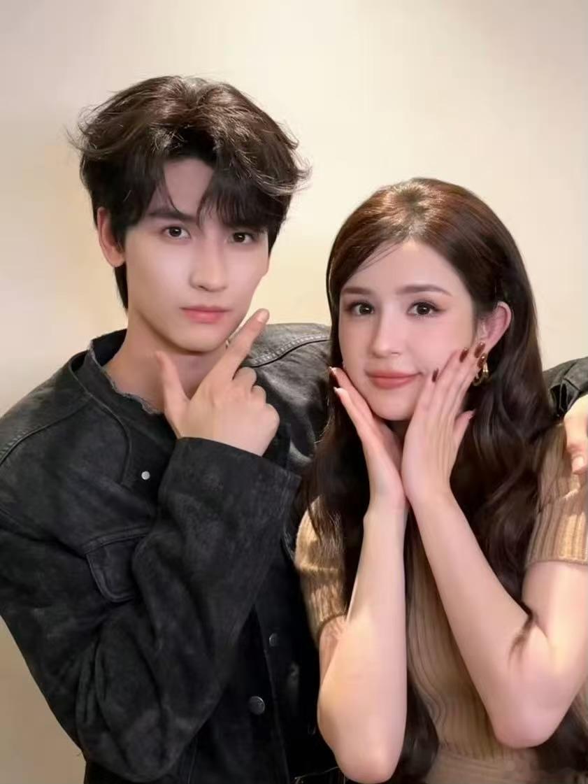 哈妮克孜黄俊捷chuo柠檬叉柠檬叉舞蹈是《锦月令》宣发的独特创意之一，哈妮克孜与