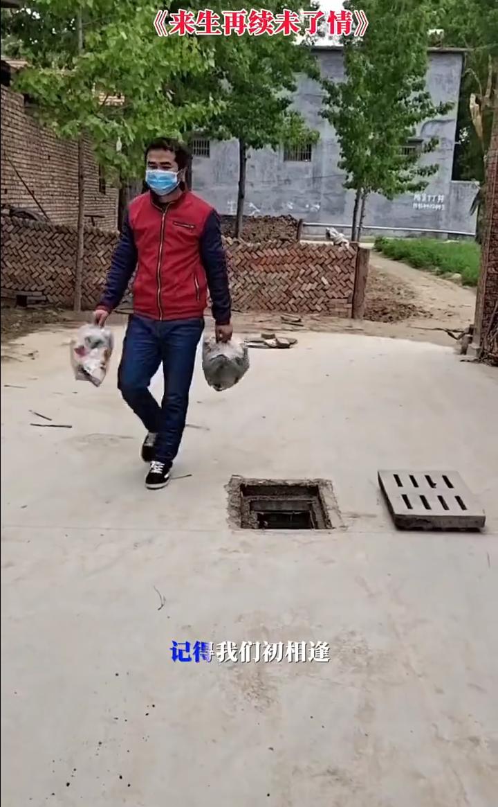 你远去的背影消失在车流中，我的心好痛，我的心好痛，把这美好的回忆。