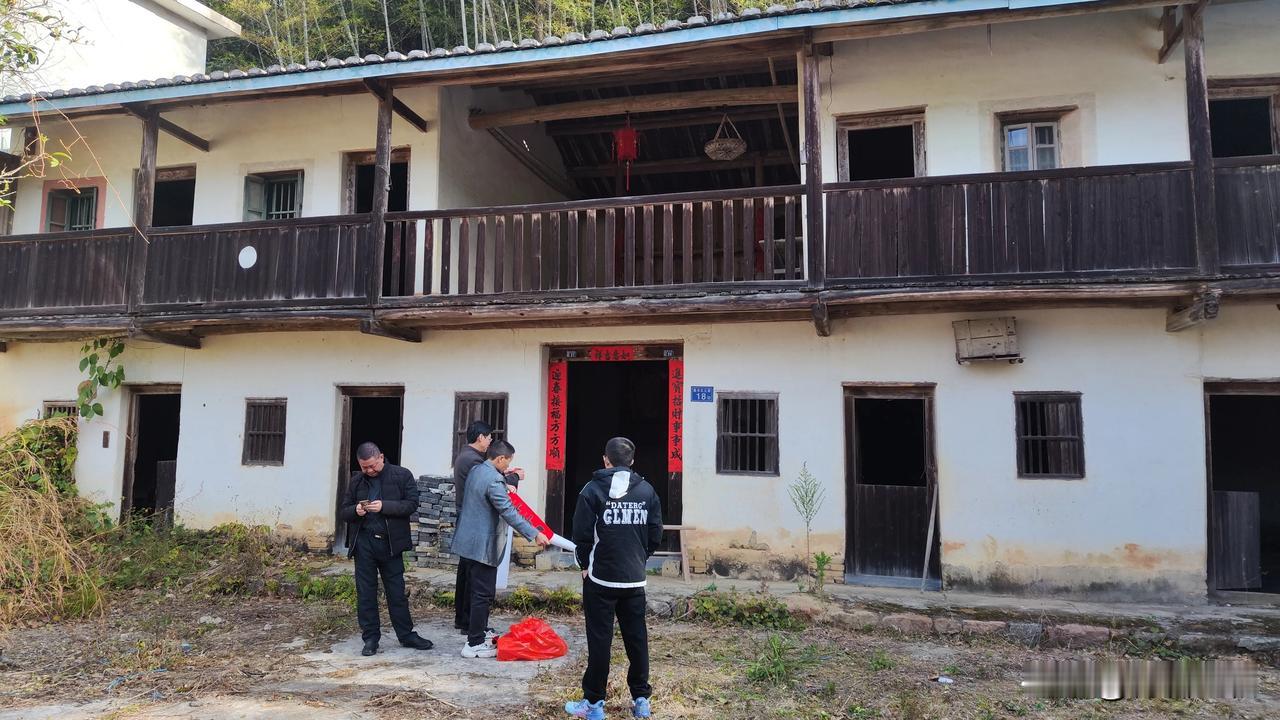 岁首归乡心欢畅，
朱联新贴映华堂。
炮竹声响惊天地，
旧舍温馨满福祥。
大年初一