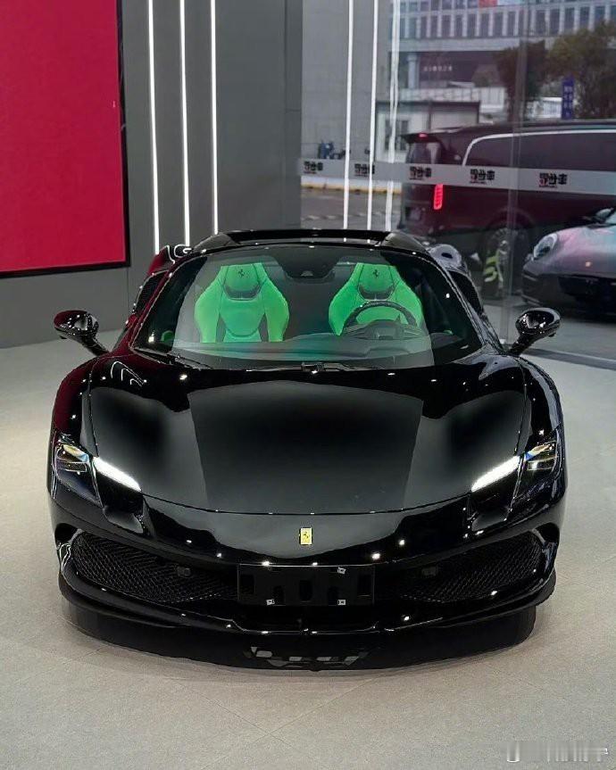 驾驭未来，感受速度与激情的完美融合。这款法拉利296 GTS，以纯黑车身搭配绿色