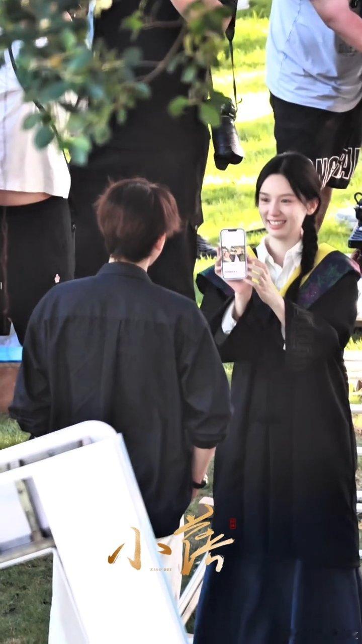 周也周也林诗兰学士服路透周也眼睛哭红了 周也《潮热雨季未解之谜》已经开虐了吗，周