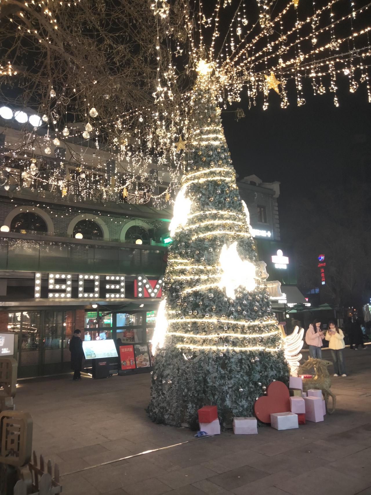 今年冬天的不同 那是一个普通的日子，却因为你的出现，变得格外特别。你随口的一句话