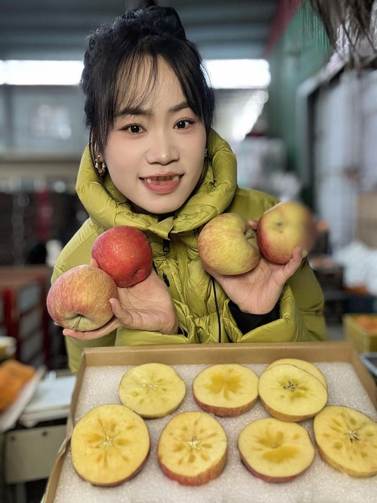 来了，又来了，苹果从新疆走了4天，昨晚刚到仓，今天正在打包哦新疆阿克苏冰糖心苹果