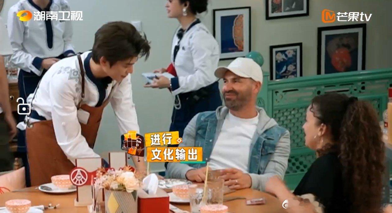 没想到丁禹兮拍综艺都一身正气中餐厅 嘿！丁禹兮拍个综艺都一身正气，这是要变身“正
