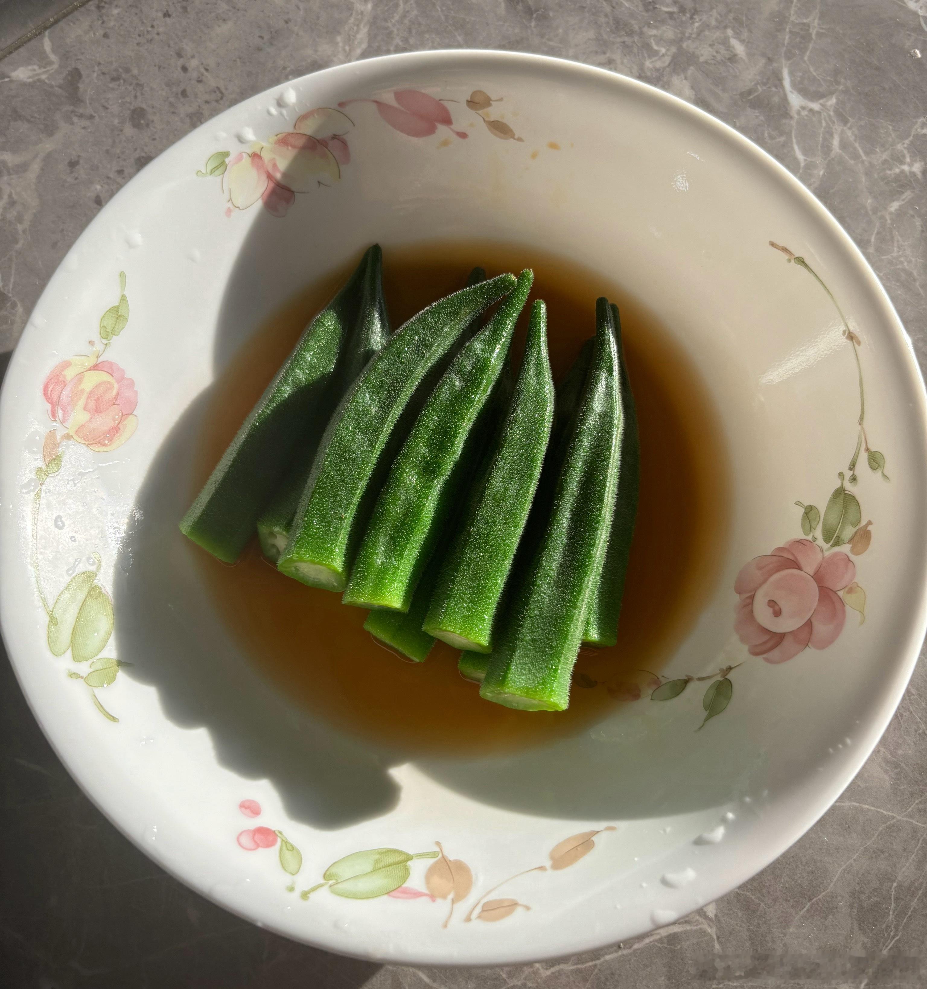 这么热的天不想做菜，但这道懒人菜～拌秋葵必须安利一下，简单又好吃，重点是非常快手