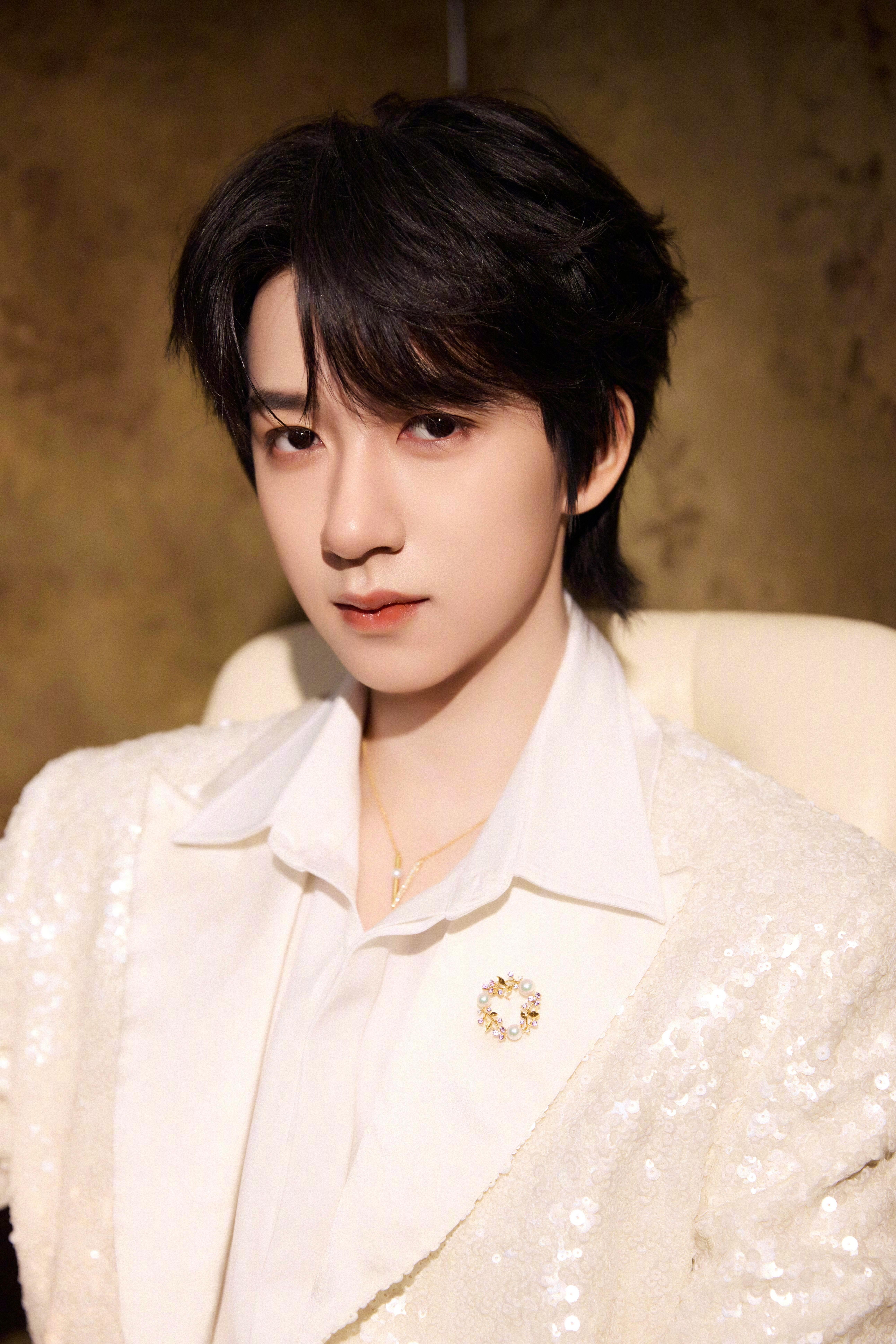 贺峻霖冬日系列白色恋人贺峻霖出席王者荣耀赛事决赛造型，身着短款戗驳领亮片套装搭配