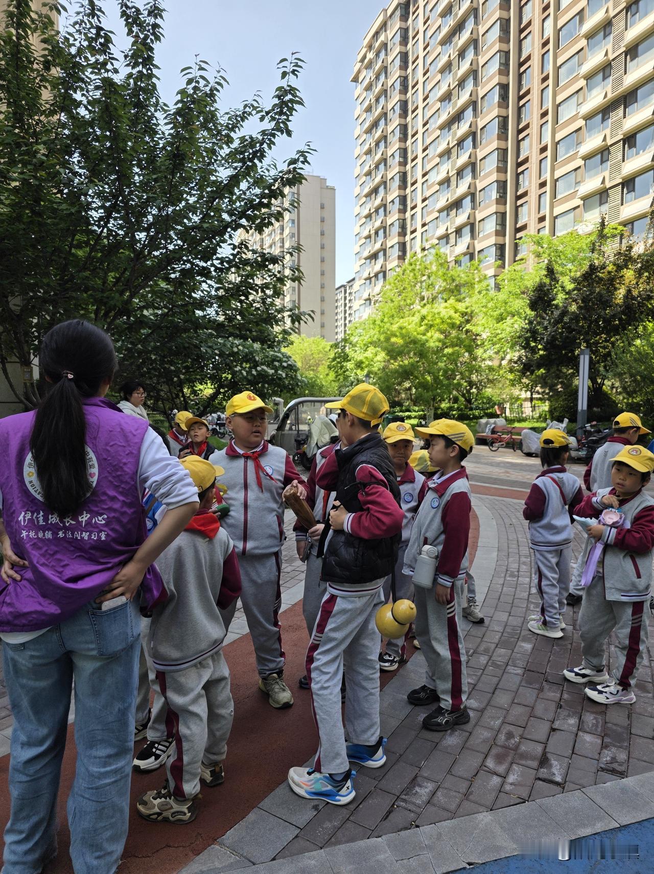 今天中午我帮了别人，别人又帮了我……

中午下楼吃午饭回来，刚进小区，老远看到一