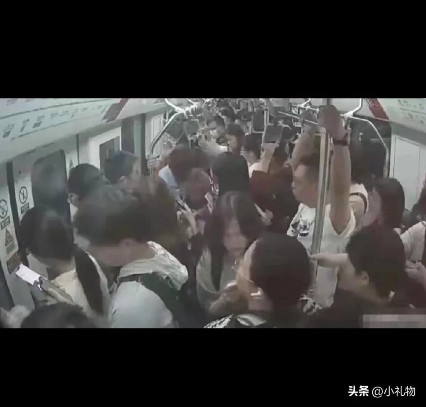 上海地铁抢座引冲突！这事真没必要
 
早高峰地铁抢座太常见，但上海这事儿闹到起诉