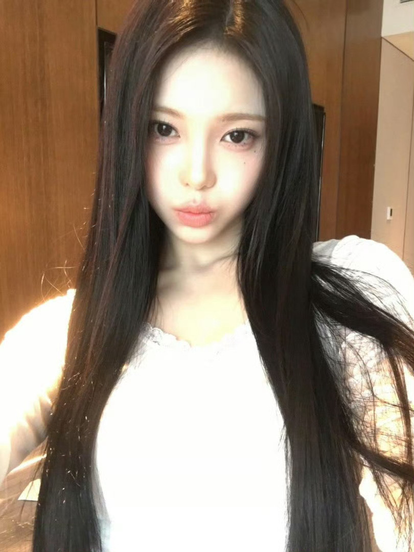 ian是真的太适合这样的高曝光照了 把完美的五官暴露的一览无余…. 