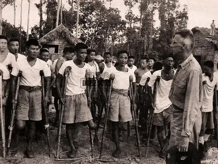 1944年7月，在反法西斯印度战场的康复营地，一位美国四星上将正向中国远征军的伤