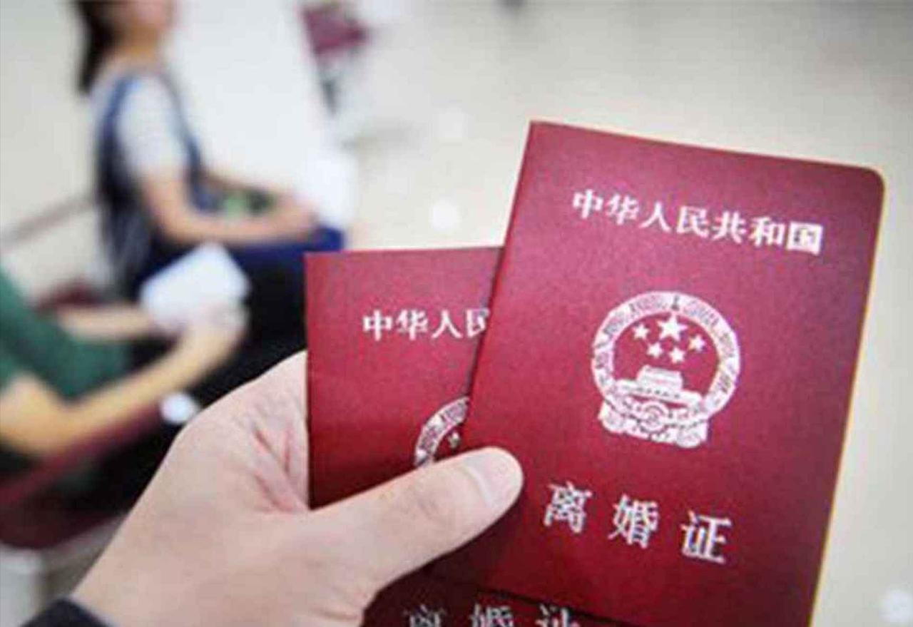 重庆一女子与前夫离婚 23 年后，私下为其投保老年防癌险并自任受益人，每年交 5