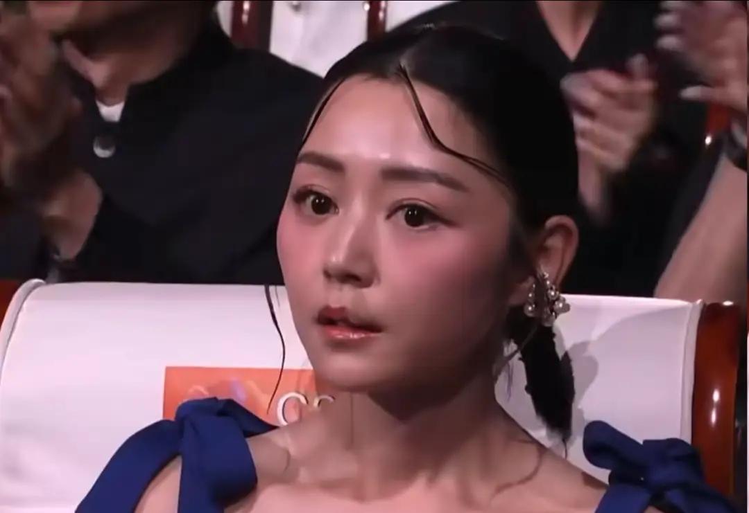 卫诗雅爆冷获奖！
听到自己名字的那一刻，她整个人当场懵住，难以置信，一时间完全没