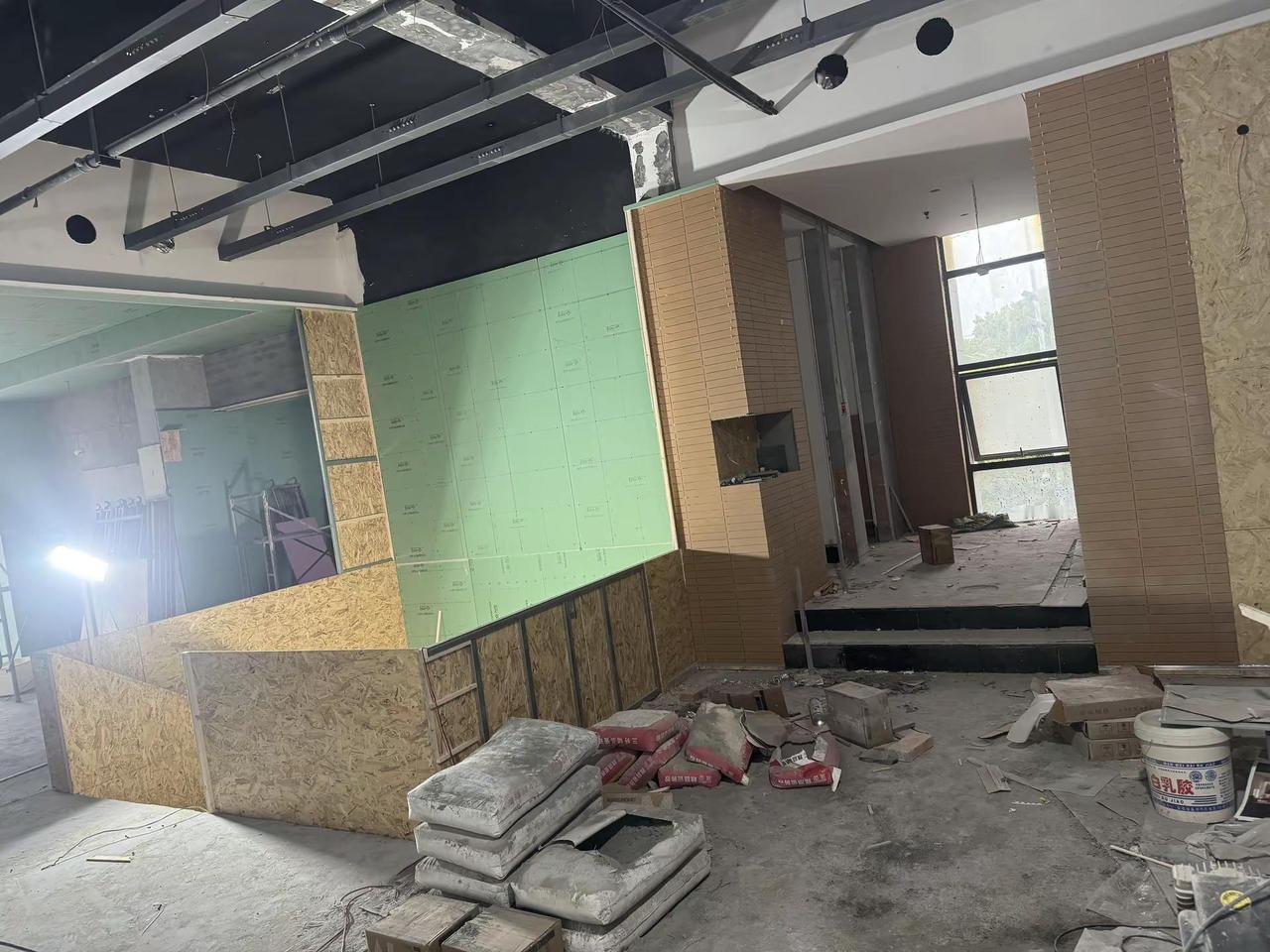 这个楼梯准备15个工，手搓出来木工装修 轻钢龙骨吊顶